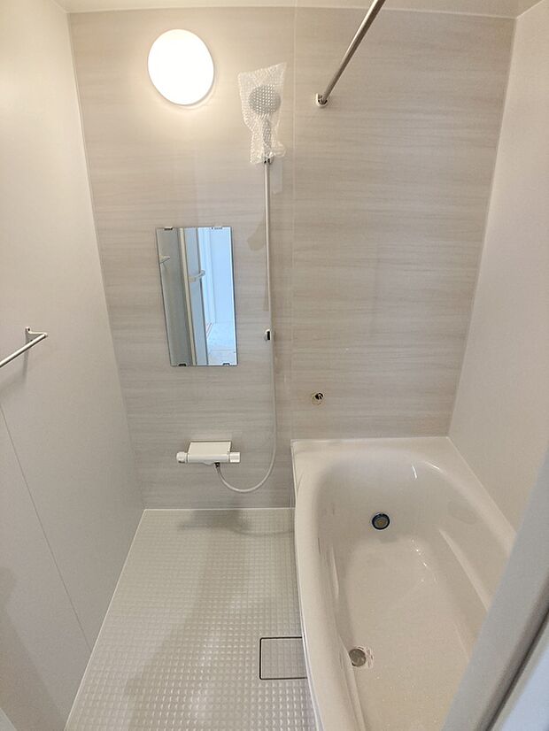 【浴室】足を伸ばしてくつろげる浴槽。機能的で清潔感溢れるバスルームです。※画像はイメージです