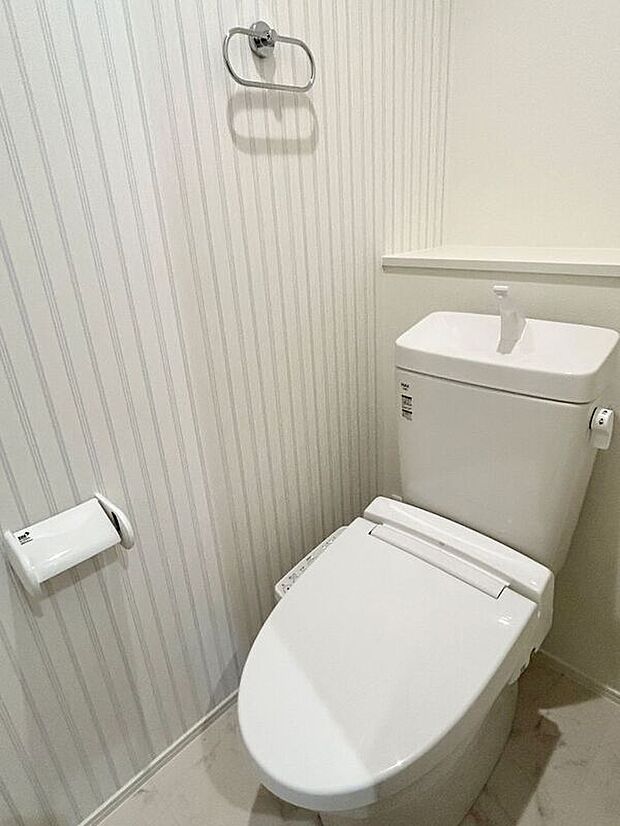 【トイレ】1階、2階ともにトイレあり！新素材により、気になる便座もサッとひとふきでキレイになります。