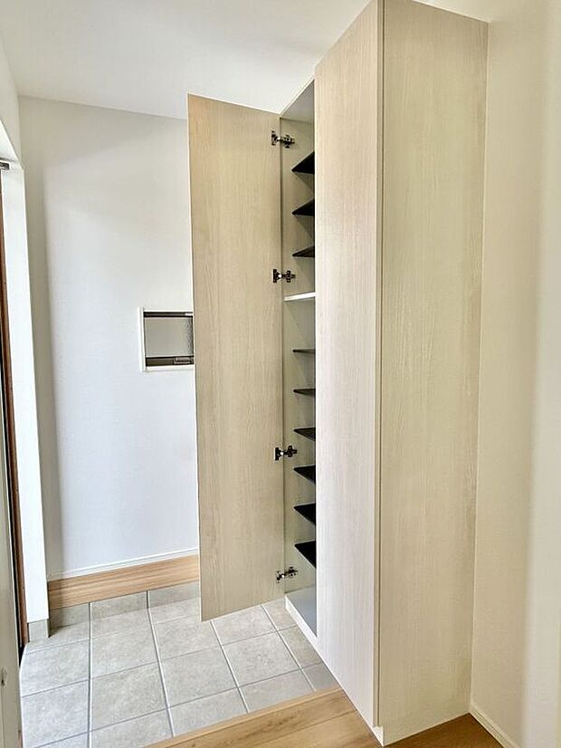 【玄関】シューズボックスはトールタイプ!高さのある靴も可動棚を調節して収納できます。※画像はイメージです。