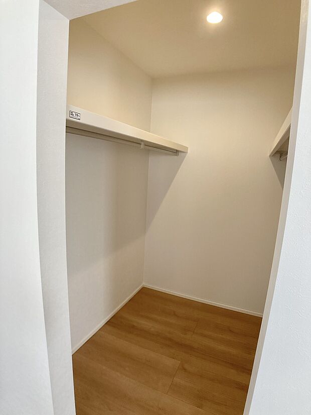 【収納】主寝室のウォークインクローゼットは両サイドにパイプハンガー、さらに上段収納もできます！キャリーケースなど洋服以外のお荷物もたくさん収納できます♪※施工事例です。実際とは異なります。