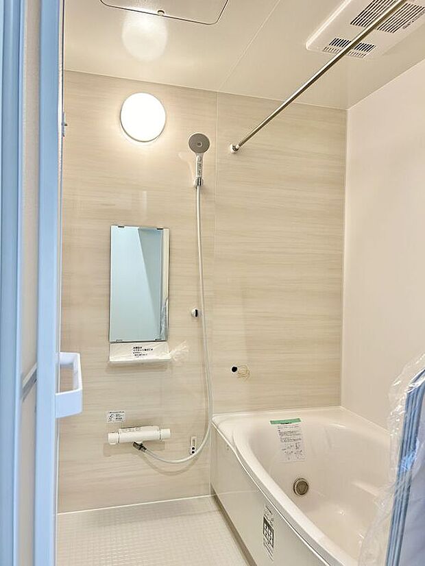 【浴室】1坪以上の広さを設けた浴室で、ゆったりバスタイム。お子様と一緒に入るにも充分な広さです。浴室乾燥機付き!※施工事例です。実際とは異なります。