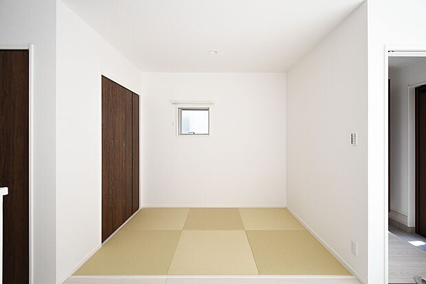 【タタミコーナー】(13号棟)LDKに隣接する3帖のタタミコーナーは、お子様の遊び場など多目的に使えます♪※施工事例です。実際とは異なります。