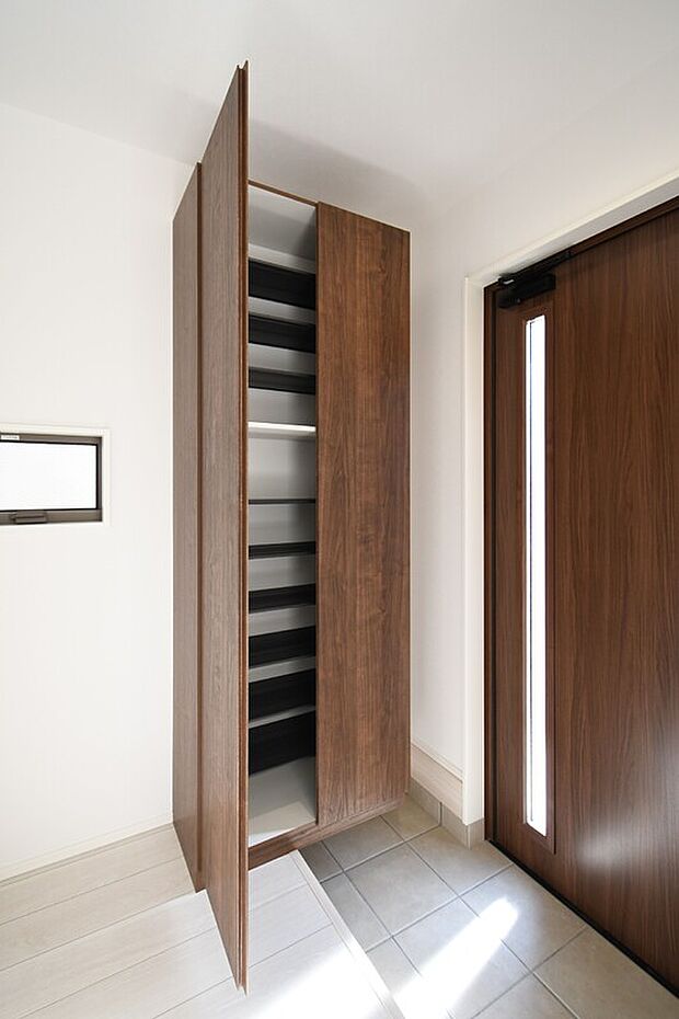 【玄関】(13号棟)玄関にはトールサイズのシューズボックス。可動棚なので靴の高さに合わせて調節できます。※施工事例です。実際とは異なります。