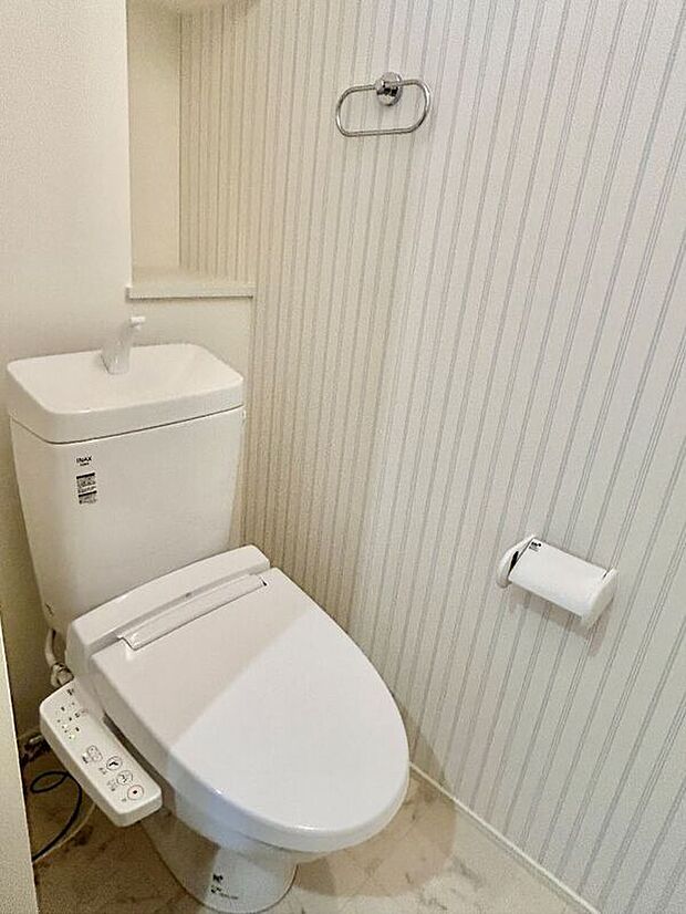 【トイレ】2階にもトイレを設置!夜間に1階へ降りなくて済むので、お子様でも安心できます♪ ※施工事例です。実際とは異なります。