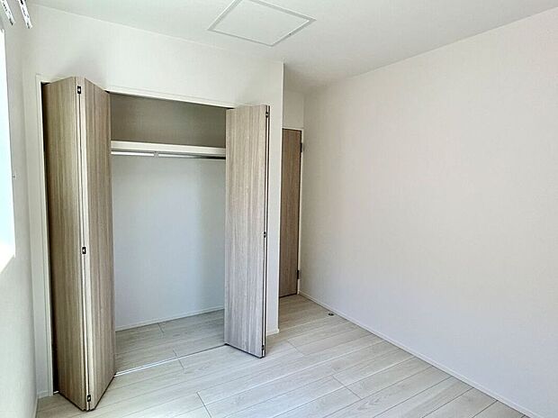 【洋室】2階は主寝室の他に2室!お子様の部屋や趣味の部屋にすることで主寝室回りがスッキリします♪在宅勤務用のオフィス部屋にも! ※画像はイメージです