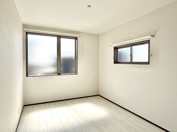 【洋室】2階は主寝室の他に2室!お子様の部屋や趣味の部屋にすることで主寝室回りがスッキリします♪在宅勤務用のオフィス部屋にも! ※画像はイメージです