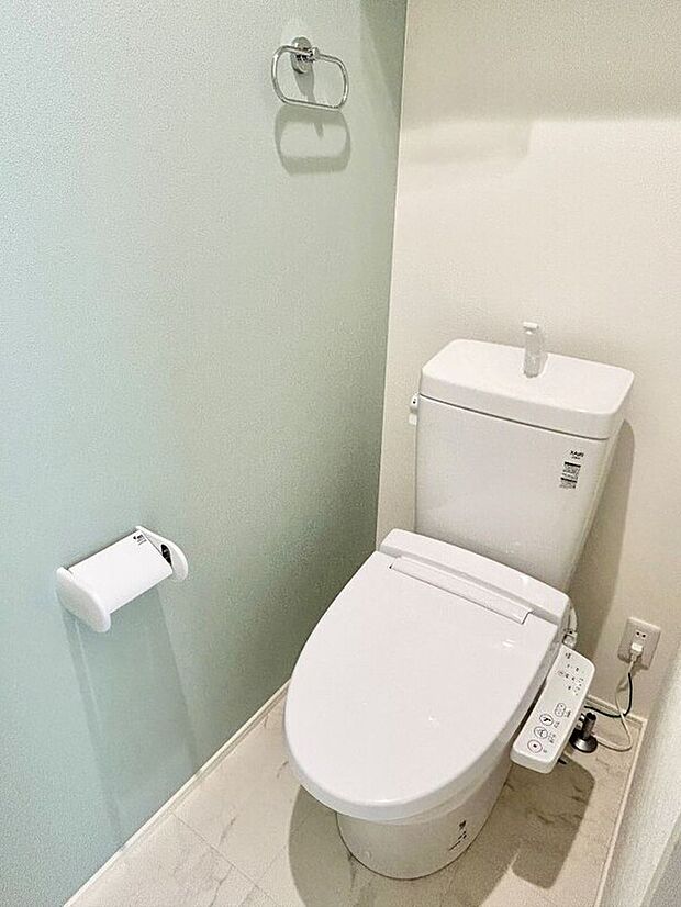 【トイレ】1階、2階ともにトイレがあるので、夜間や朝のバタバタする時間でも安心です♪※施工事例です。実際とは異なります。