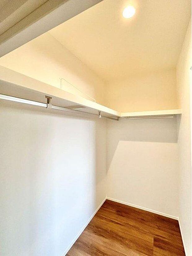【収納】寝室には大容量のWICも完備しています。春夏秋冬、季節ごとのお洋服を全てまとめてしまっておけるので、季節の変わり目にタンスの入れ替えを行う衣替えが不要になります♪※施工事例です。実際とは異なります。