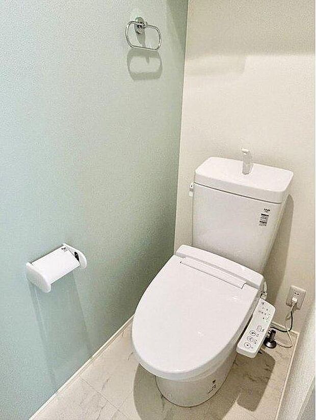 【トイレ】2階にもトイレがあるので、夜間や朝のバタバタする時間でも安心♪※施工事例です。実際とは異なります。