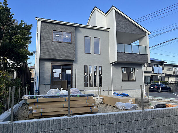 南東角地で陽当たり良好!前面道路6mの広々した道で車の出し入れもスムーズです。カースペース2台付きなので、ご家族や来客にも安心です。