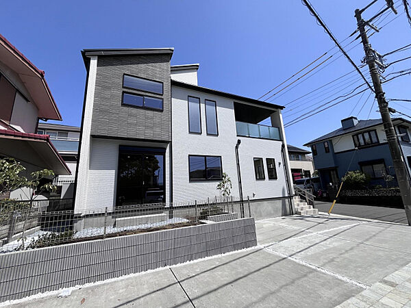 ＼南東角地 前面道路6m・4mの開放感！/陽光に包まれる明るい住まい。前面道路が広く、車の出し入れもスムーズです。　