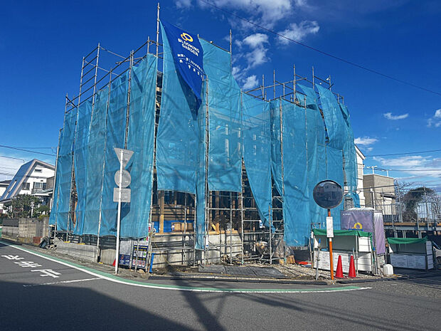 南道路に面し、日当たり良好!明るく開放的な住まいで、毎日が心地よい空間に。カースペース2台分完備で、ご家族や来客にも便利です。