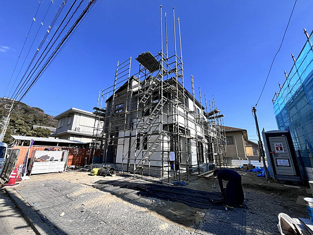 駐車スペース4台、庭スペースといった、敷地にゆとりがあるからこそできたプランです。ご覧いただければ建売っぽくないの意味が分かります。