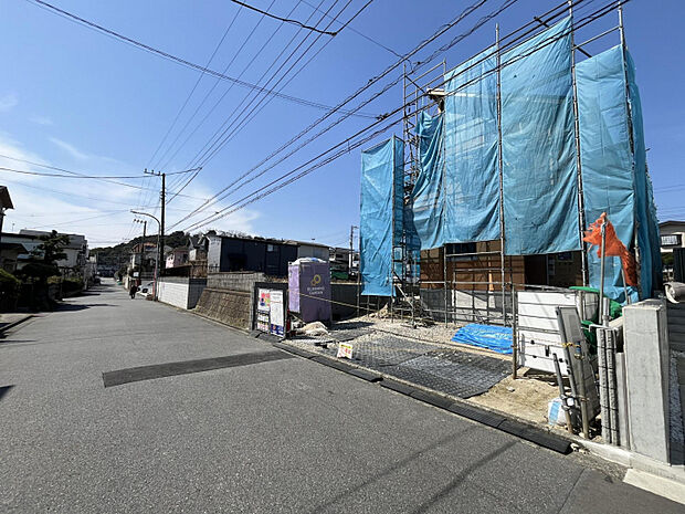 前面道路は交通量が少ない落ち着いた生活道路。車の出し入れもスムーズに行えるゆとりあるスペースを確保しています。静かな環境で、快適な暮らしを実現できる立地です。　