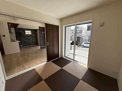 リビングと続き間の和室は、家族の憩いの場にぴったり。お子様の