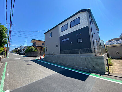 前面道路は交通量が少ない落ち着いた生活道路。車の出し入れもス