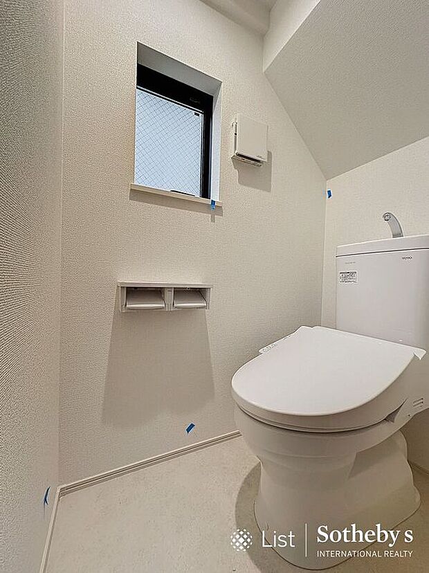 【トイレ】■トイレ■いつも綺麗に清潔に！ウォッシュレット付きトイレです♪もちろん窓も付いてるので空気の入れ替えも楽にできます。