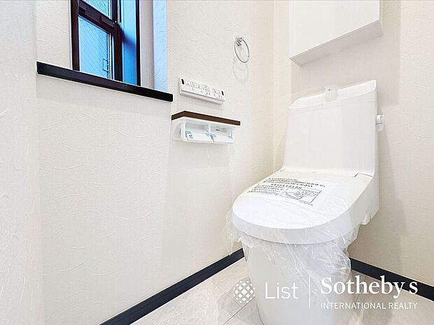 【トイレ】■トイレ■白を基調とした、シンプルながらも落ち着くデザイン。洗浄付き温水便座で機能性も兼ね備えています♪