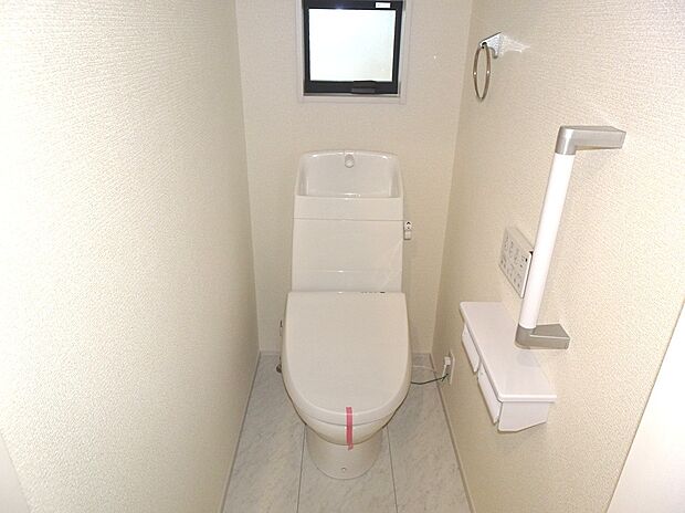 【■1階トイレ】■リモコン式の温水洗浄便座です。窓も付いていてるので換気もバッチリです。
