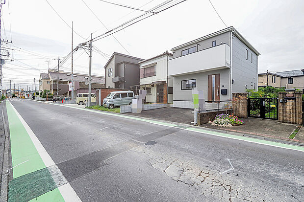 前面道路を含む外観