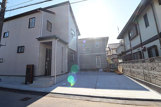 【外観】広めのコンクリート敷きの駐車スペース!!