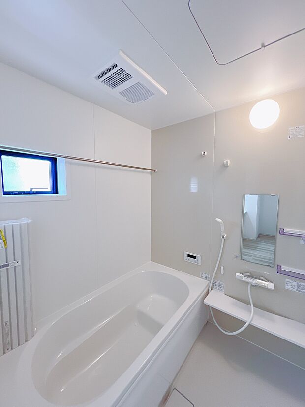 【浴室】◇浴室｜アクセントクロスが印象的なユニットバス。追い炊き機能式、換気・乾燥・暖房仕様です！雨の日は浴室内でお洗濯物を干すことができます。