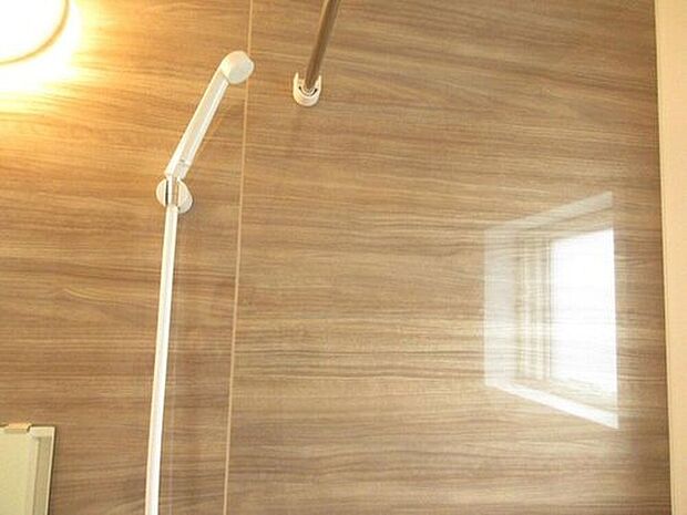 【浴室】窓からの採光で明るい浴室。