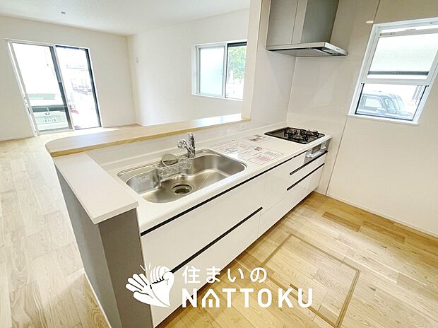 現地写真(キッチン)
収納たっぷりのシステムキッチン、浄水器付水栓を標準装備しています。