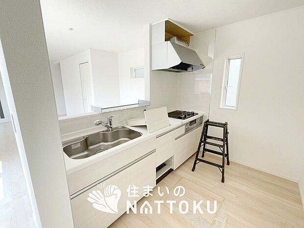 現地写真(キッチン)
収納たっぷりのシステムキッチン、浄水器付水栓を標準装備しています。