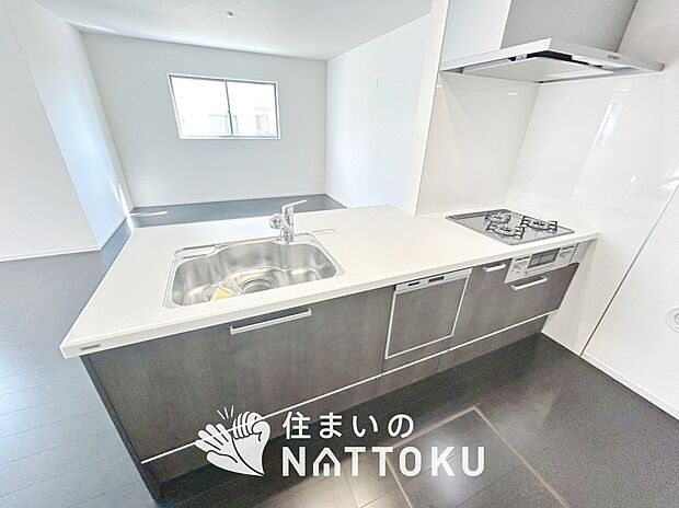 現地写真(キッチン)
収納たっぷりのシステムキッチン、浄水器付水栓を標準装備しています。