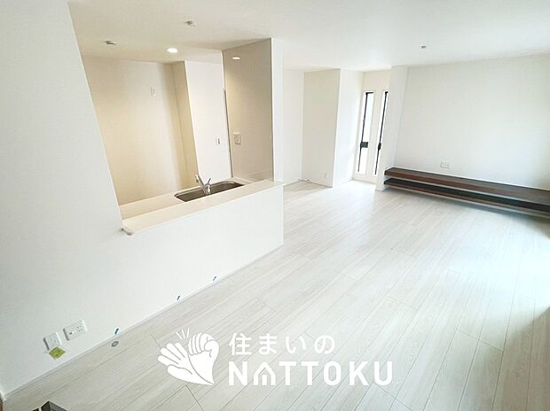 現地写真(リビング)
フローリング材には、木目、色調など木材特有の風合いがあり、ナチュラルな美しさになっています。