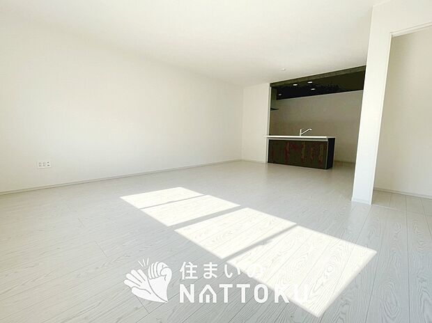 現地写真(リビング)
フローリング材には、木目、色調など木材特有の風合いがあり、ナチュラルな美しさになっています。