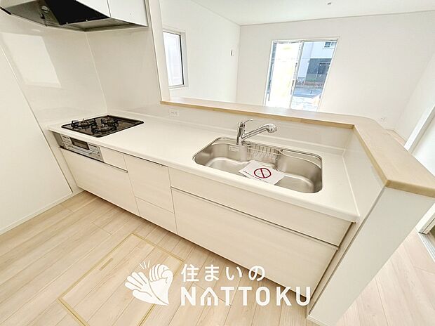 現地写真（キッチン）
収納たっぷりのシステムキッチン、浄水器付水栓を標準装備しています。
