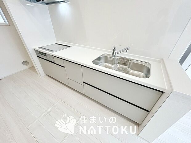 現地写真（キッチン）
収納たっぷりのシステムキッチン、浄水器付水栓を標準装備しています。
