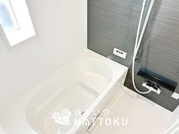 現地写真（浴室）
浴室暖房乾燥機付き。１坪タイプで広々です。