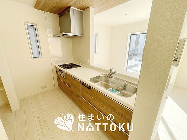 現地写真(キッチン)
収納たっぷりのシステムキッチン、浄水器付水栓を標準装備しています。