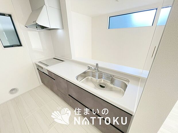 現地写真（リビング）
フローリング材には、木目、色調など木材特有の風合いがあり、ナチュラルな美しさになっています。
