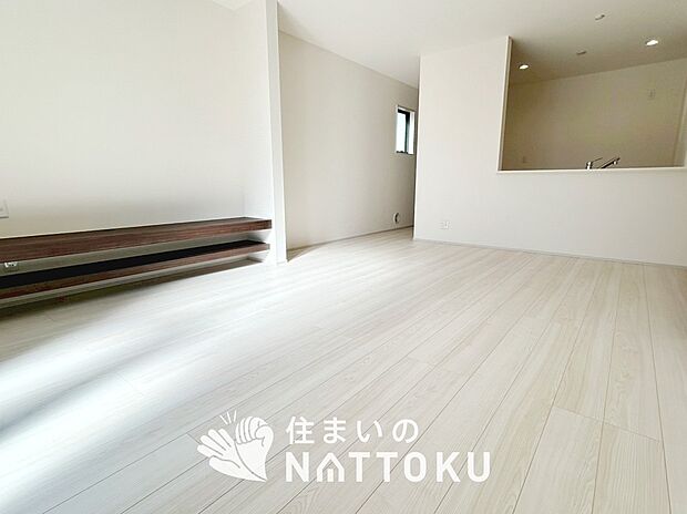 現地写真（リビング）
フローリング材には、木目、色調など木材特有の風合いがあり、ナチュラルな美しさになっています。