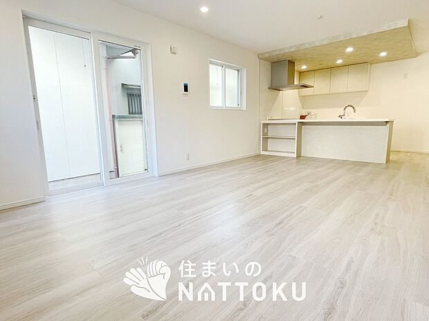 現地写真（リビング）
フローリング材には、木目、色調など木材特有の風合いがあり、ナチュラルな美しさになっています。