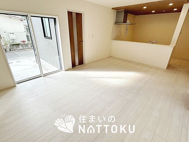 現地写真（リビング）
フローリング材には、木目、色調など木材特有の風合いがあり、ナチュラルな美しさになっています。
