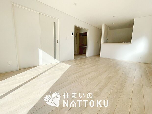 現地写真(リビング)
フローリング材には、木目、色調など木材特有の風合いがあり、ナチュラルな美しさになっています。