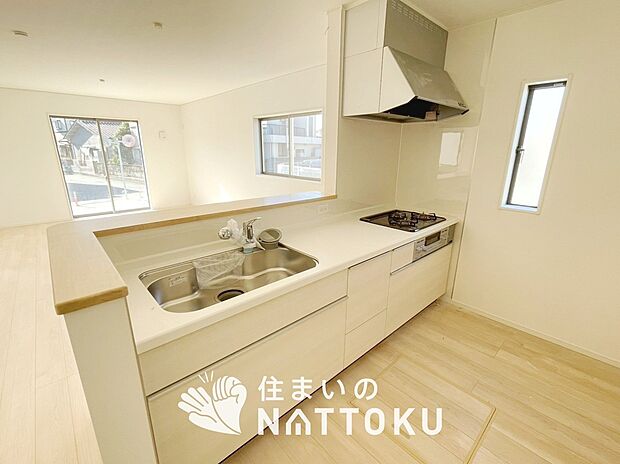 現地写真(キッチン)
収納たっぷりのシステムキッチン、浄水器付水栓を標準装備しています。