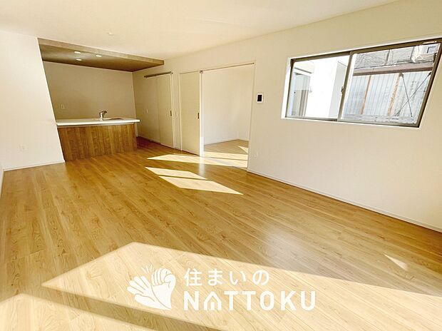 現地写真(リビング)
フローリング材には、木目、色調など木材特有の風合いがあり、ナチュラルな美しさになっています。