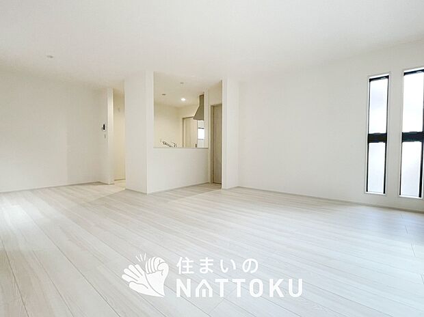 現地写真(リビング)
フローリング材には、木目、色調など木材特有の風合いがあり、ナチュラルな美しさになっています。