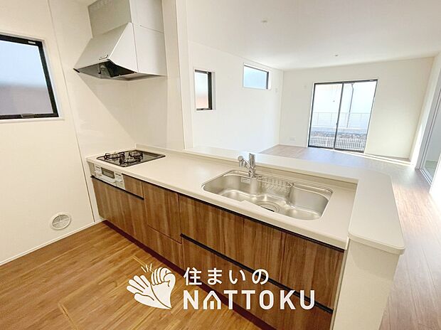 現地写真(キッチン)
収納たっぷりのシステムキッチン、浄水器付水栓を標準装備しています。