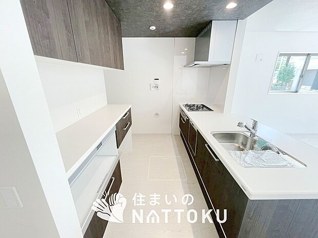 現地写真(キッチン)
収納たっぷりのシステムキッチン、浄水器付水栓を標準装備しています。