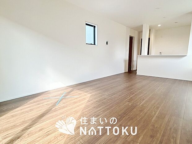 現地写真(リビング)
フローリング材には、木目、色調など木材特有の風合いがあり、ナチュラルな美しさになっています。