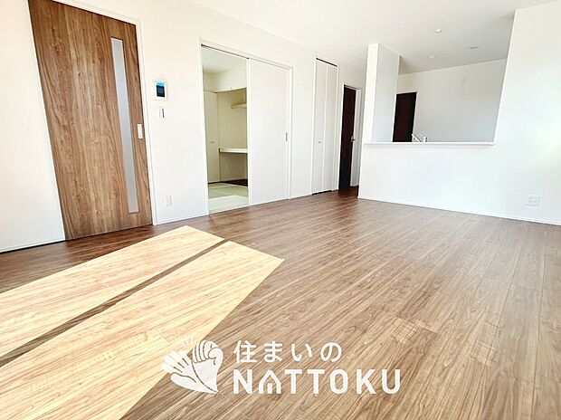 現地写真（リビング）
フローリング材には、木目、色調など木材特有の風合いがあり、ナチュラルな美しさになっています。