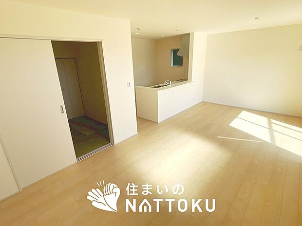 現地写真(リビング)
フローリング材には、木目、色調など木材特有の風合いがあり、ナチュラルな美しさになっています。