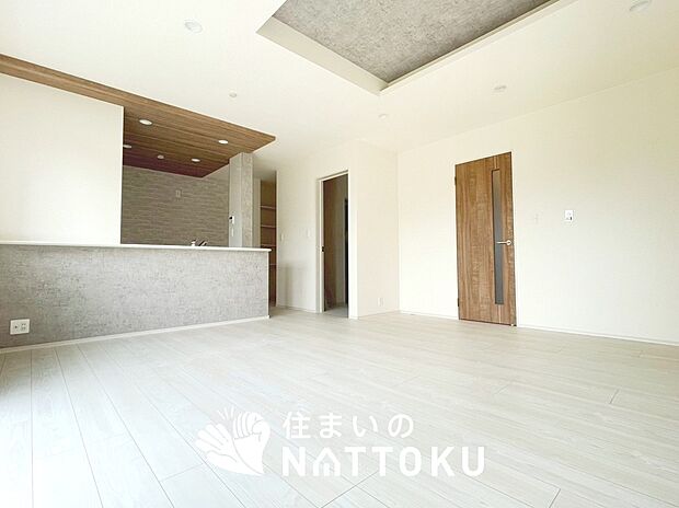 現地写真（リビング）
フローリング材には、木目、色調など木材特有の風合いがあり、ナチュラルな美しさになっています。